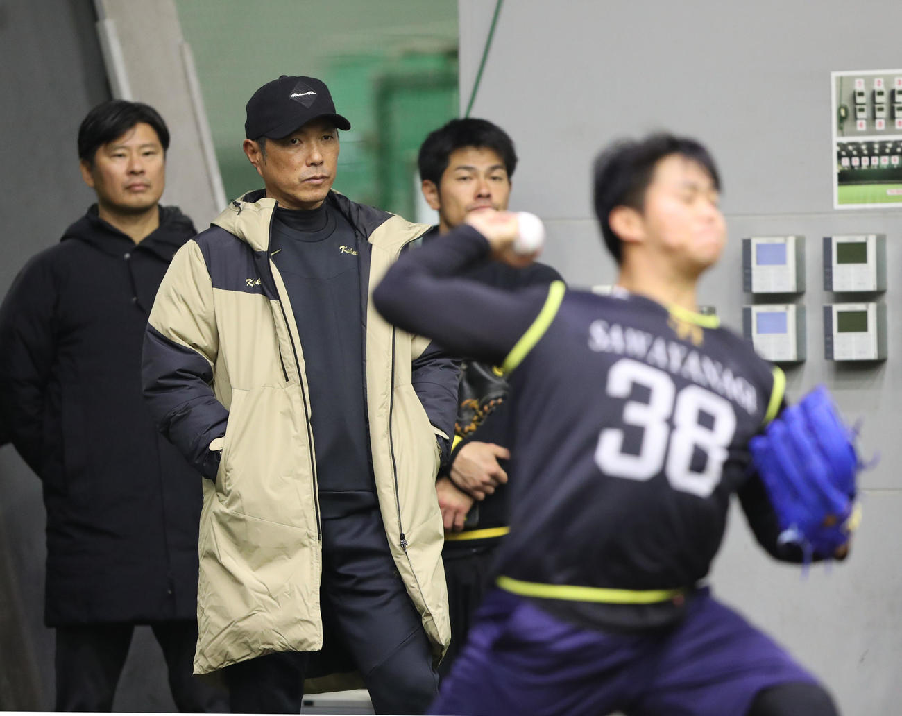 ブルペンに入った投手らを見つめる小久保裕紀監督、手前は沢柳（撮影・梅根麻紀）