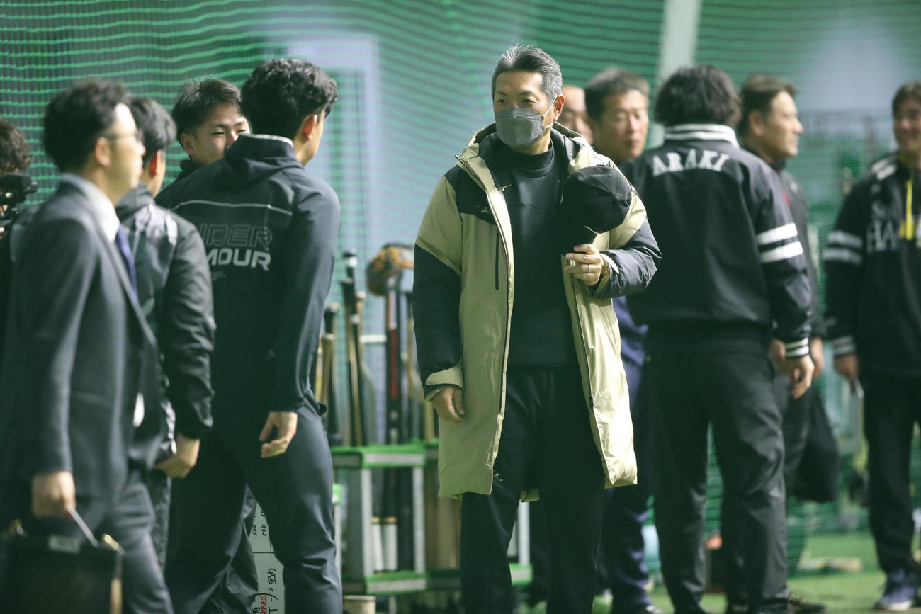 タマホームスタジアム筑後を視察に訪れた小久保監督（撮影・梅根麻紀）