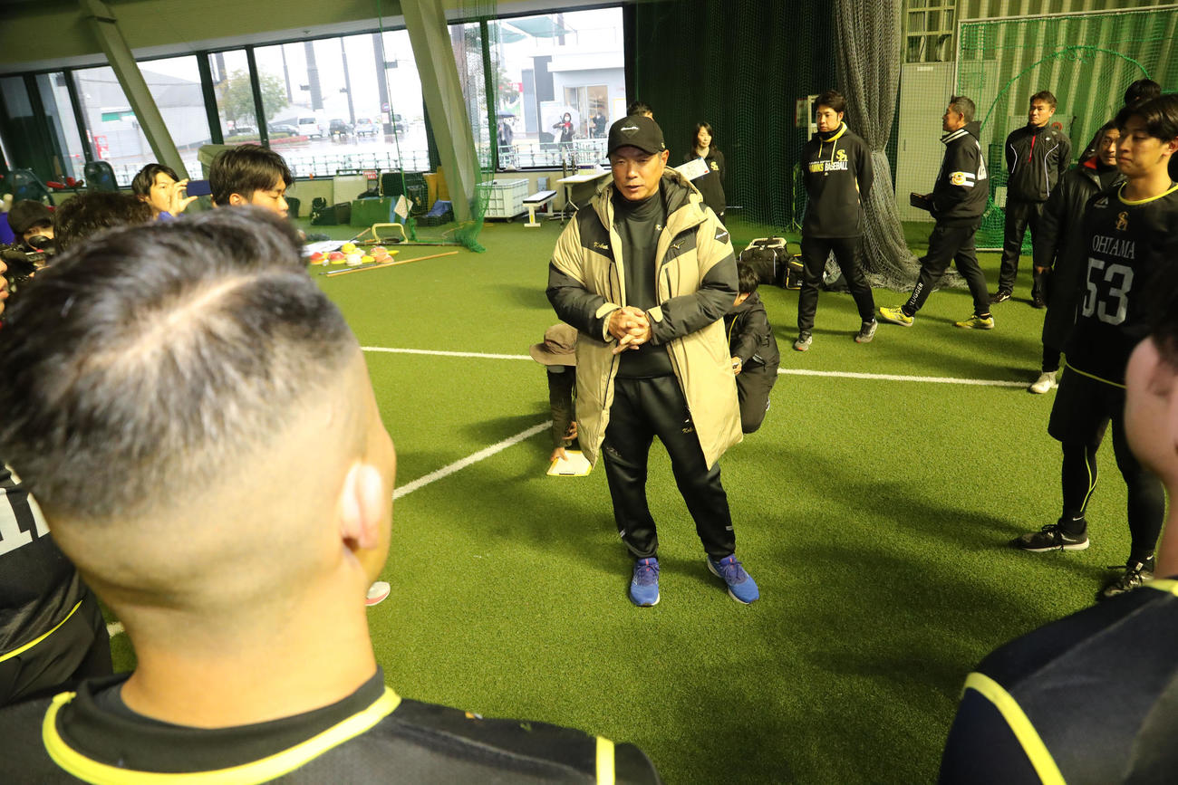 新人合同自主トレ前、選手に話をする小久保監督（撮影・梅根麻紀）