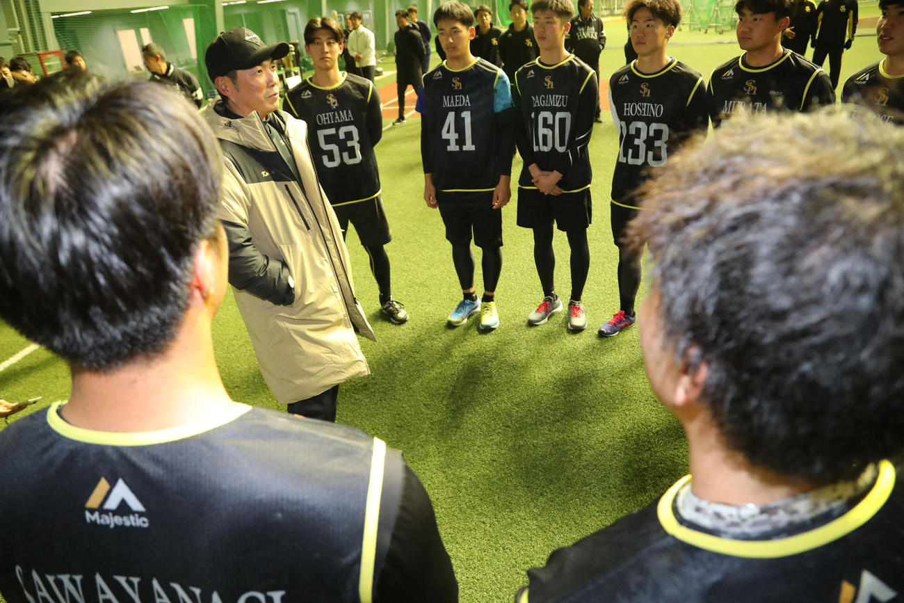 新人合同自主トレ前、選手に話をする小久保監督（撮影・梅根麻紀）