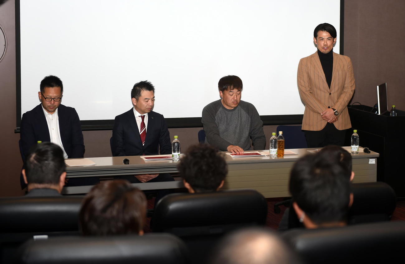 監督・スタッフ会議の冒頭であいさつする楽天今江監督。左から三木2軍監督、森井球団社長、石井SD（撮影・山田愛斗）