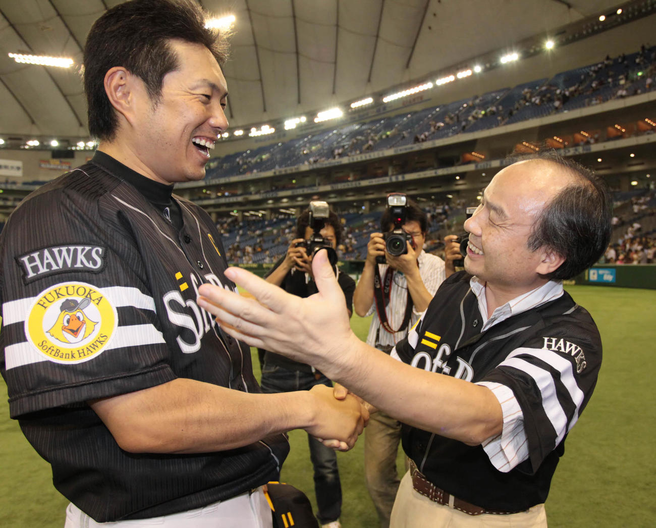 2011年6月、孫オーナー（右）の出迎えに最高の笑顔を見せる小久保