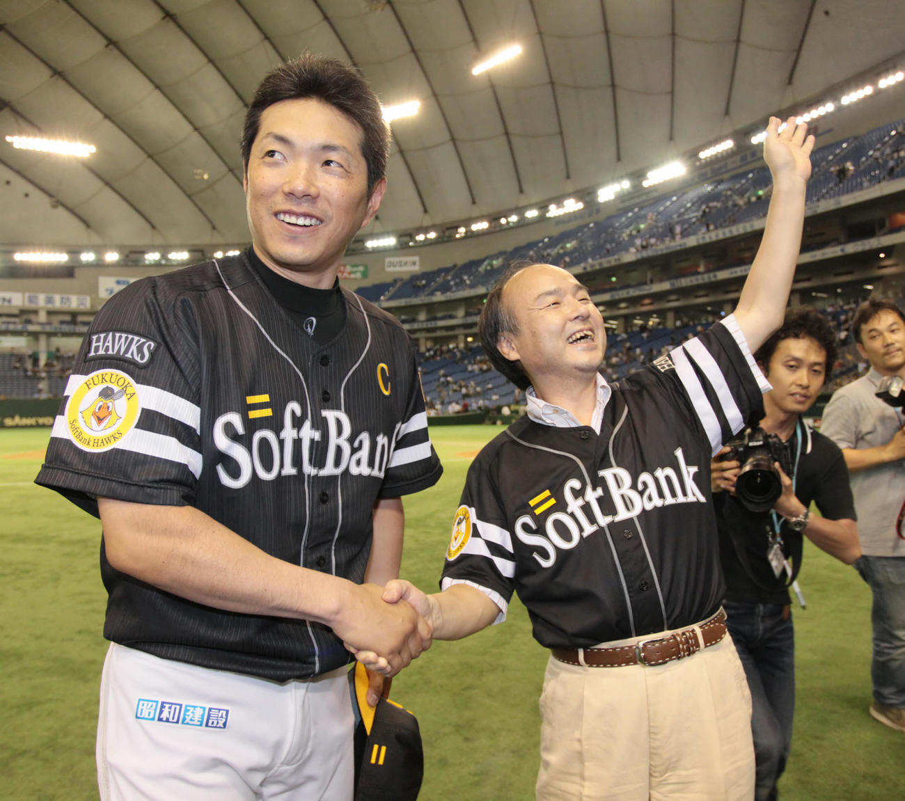 2011年6月、ソフトバンク孫正義オーナー（右）と勝利を喜ぶ小久保