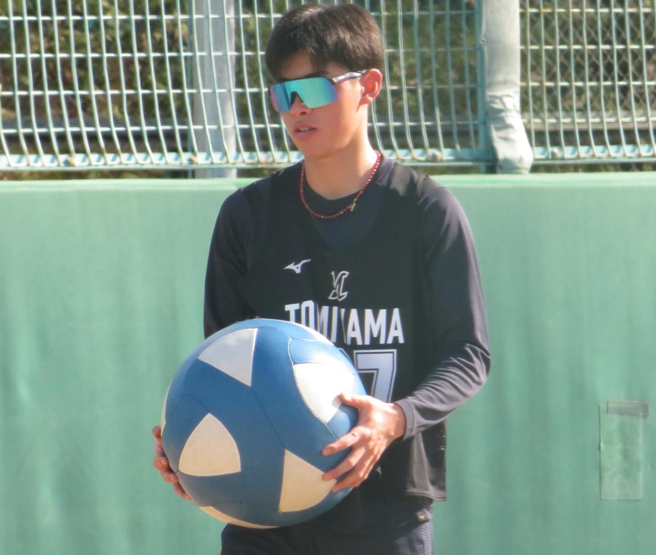 新人合同自主トレでトレーニングを行う育成ドラフト5位富山（撮影・星夏穂）