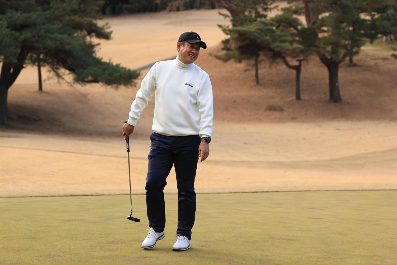 グリーン上で笑顔を見せる原辰徳巨人前監督（球団提供）