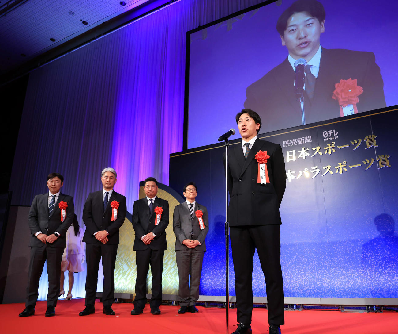 WBC世界一で日本スポーツ賞の大賞を受賞し、あいさつする野球日本代表の大勢（手前）。後方左から村田コーチ、吉井コーチ、吉村コーチ、栗山監督（撮影・浅見桂子）