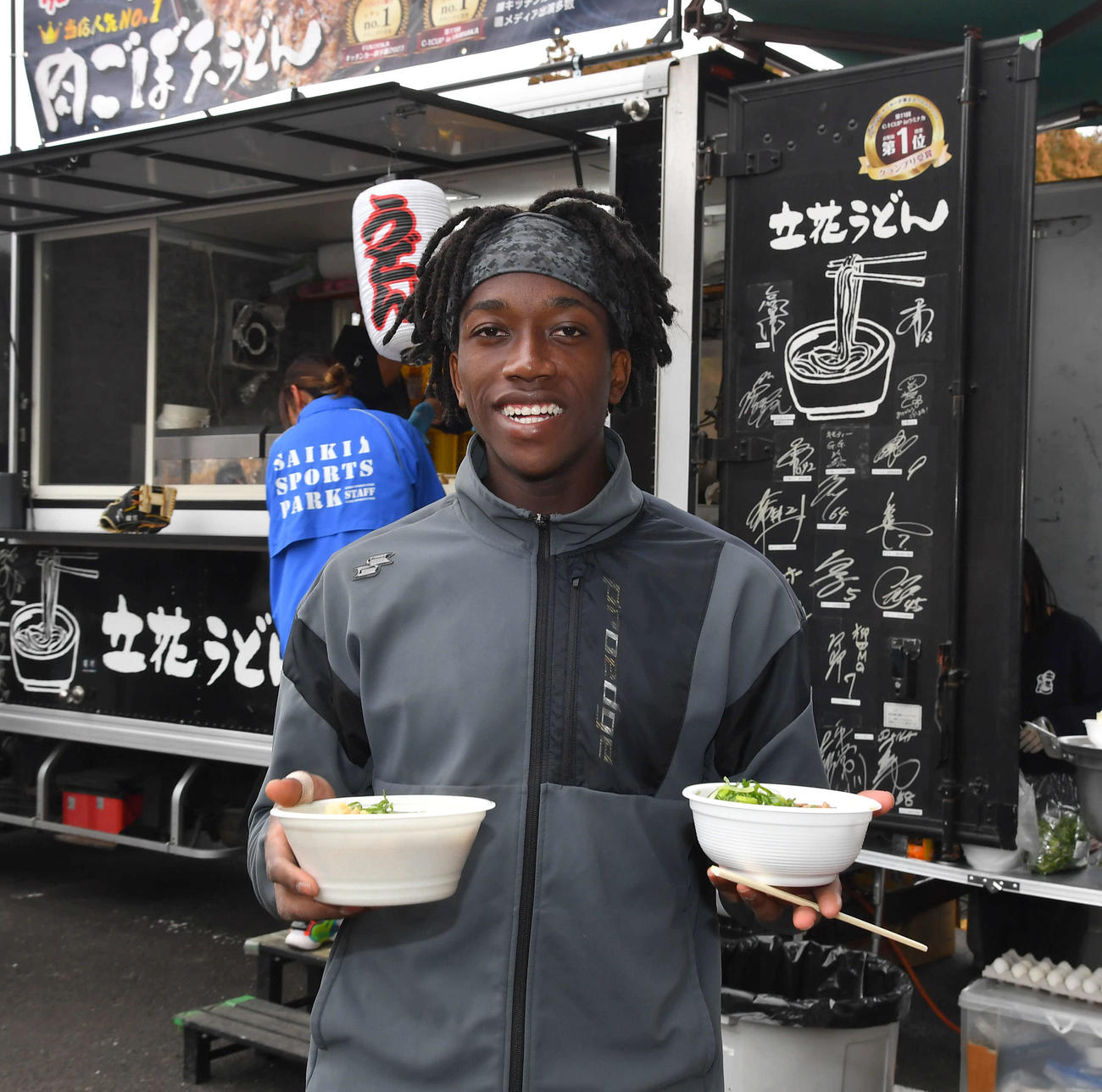 ソフトバンク柳田が差し入れしたうどんを手に昼食へ向かうイヒネ（撮影・岩下翔太）