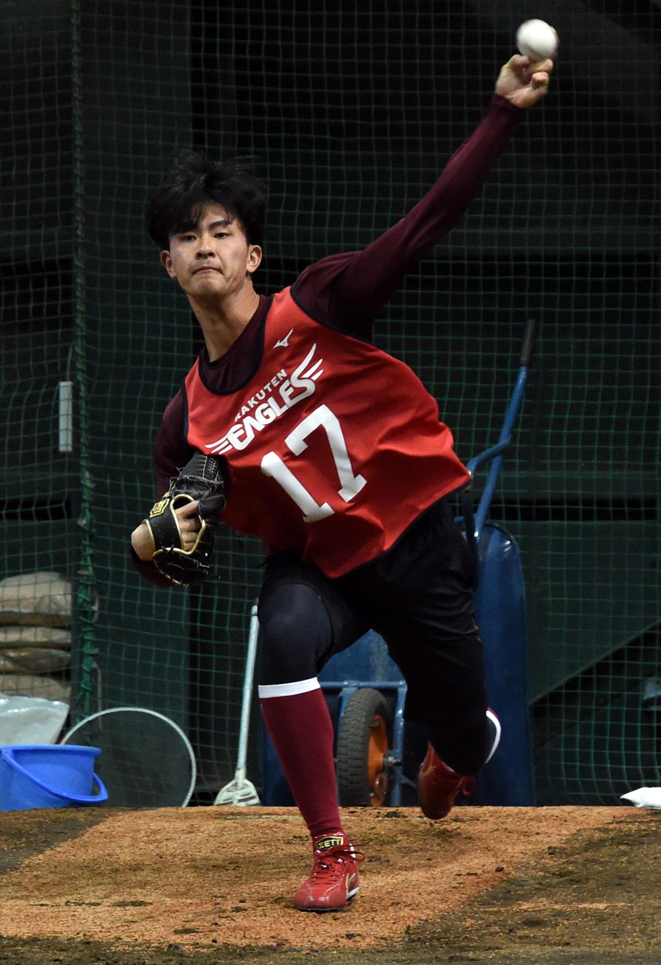 3度目のブルペンに入った楽天ドラフト1位・古謝（撮影・山田愛斗）