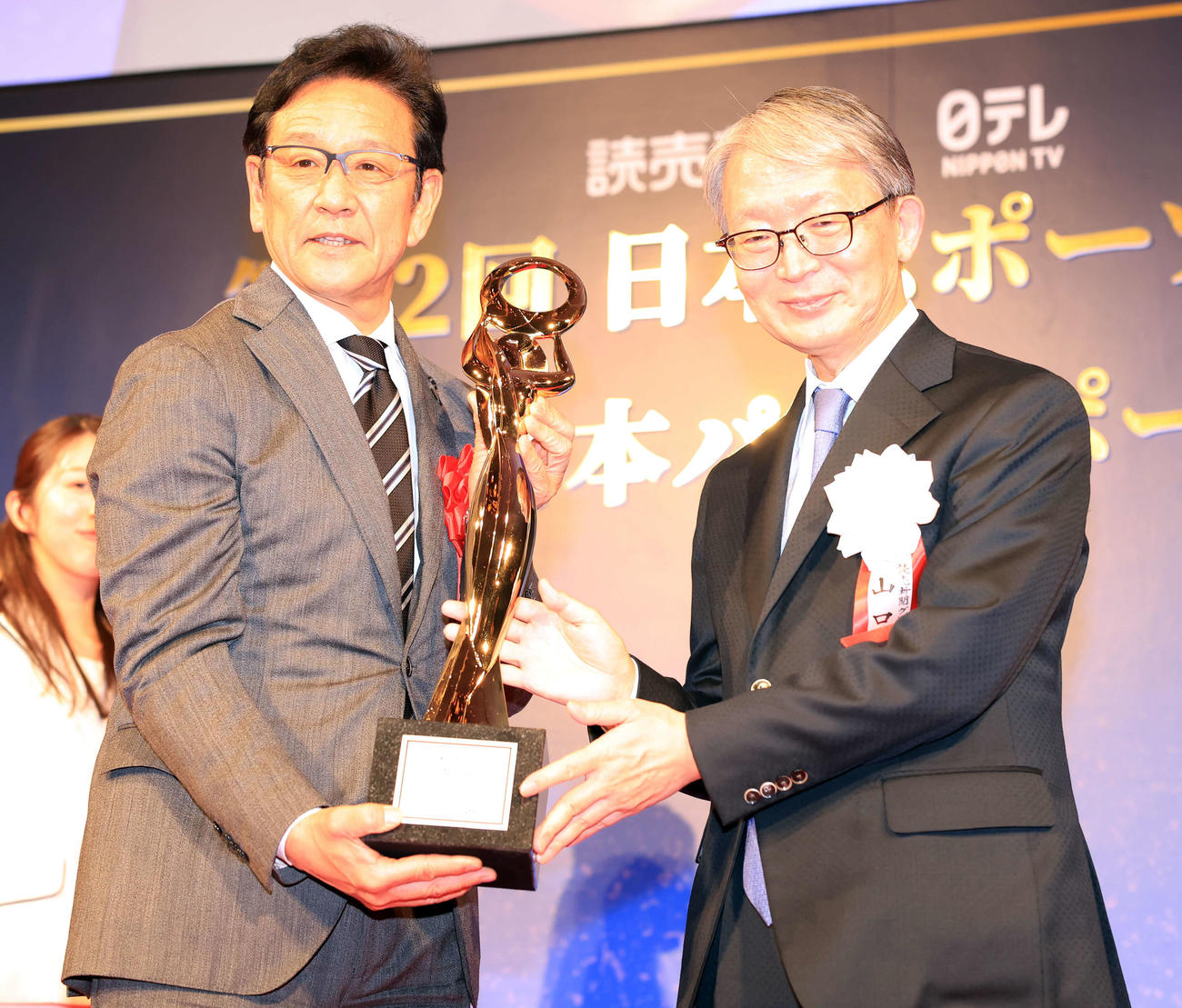 日本スポーツ賞の大賞を受賞し、表彰される野球日本代表の栗山監督（左）（撮影・浅見桂子）