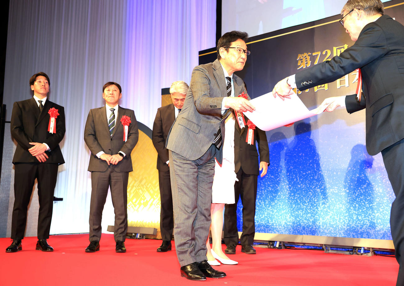 日本スポーツ賞の大賞を受賞し、表彰される野球日本代表の栗山監督（手前）（撮影・浅見桂子）