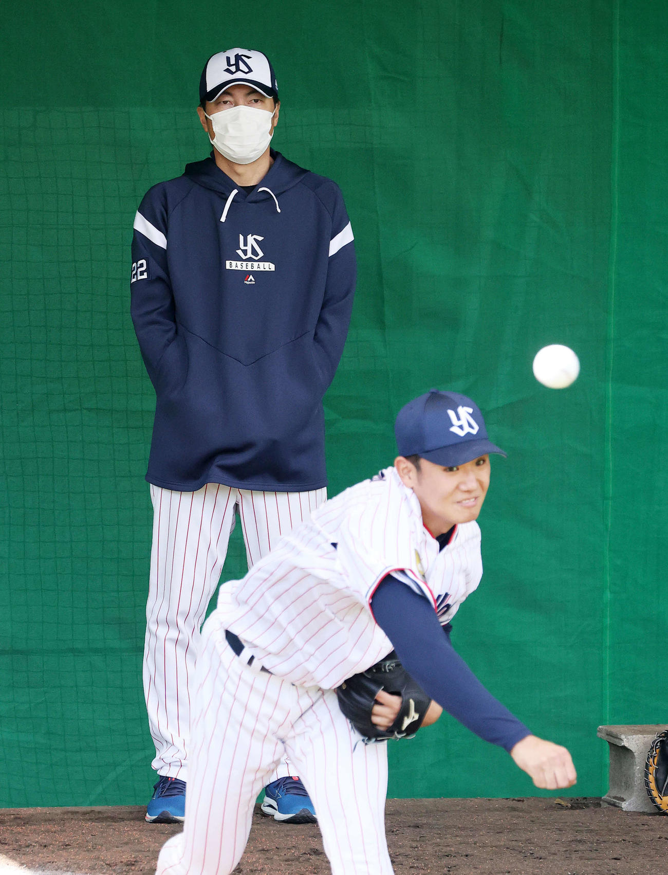 ブルペンで奥川（右）の投球練習を見るヤクルト高津監督（2022年2月撮影）