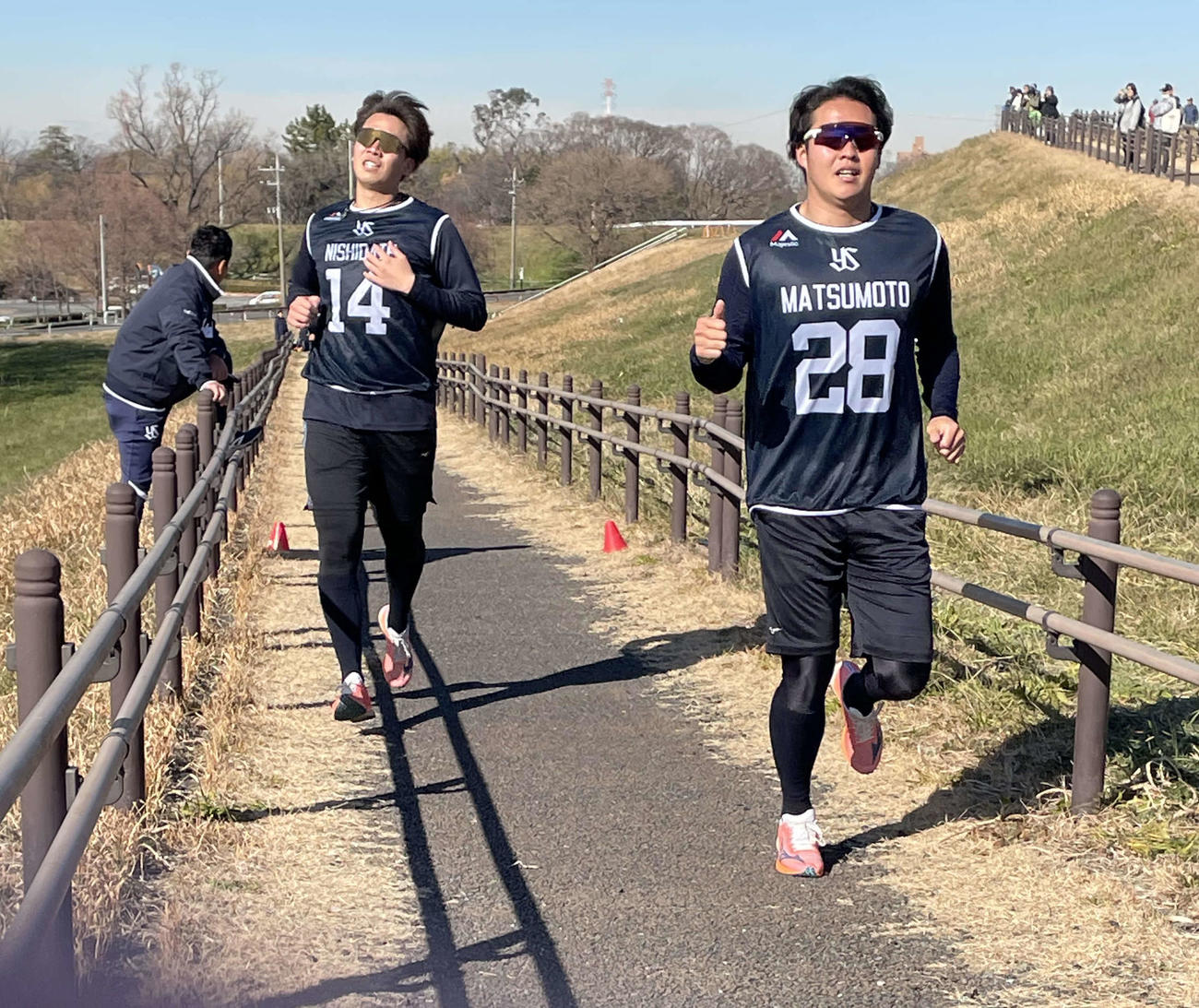 新人合同自主トレの最後に、坂道ダッシュを繰り返したヤクルトのドラフト2位松本健（右）と同1位の西舘