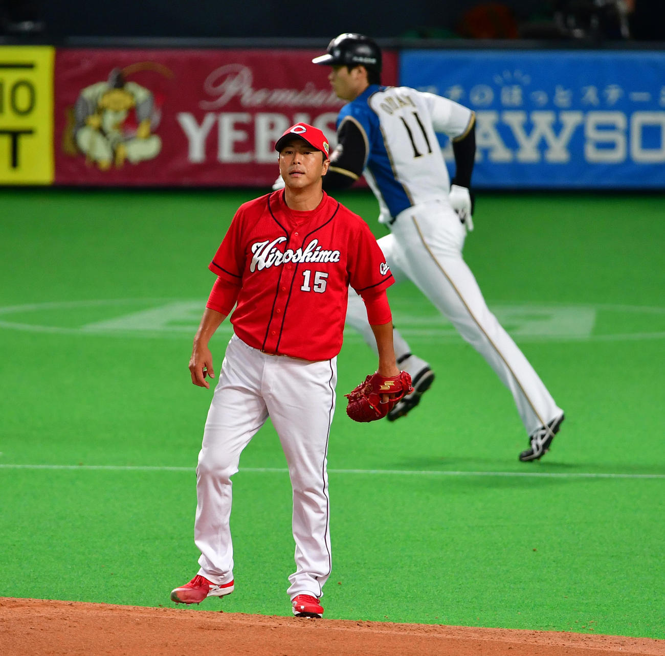 大谷（後方）を左飛に打ち取る黒田、しかし足を痛めここで降板となる（2016年10月撮影）