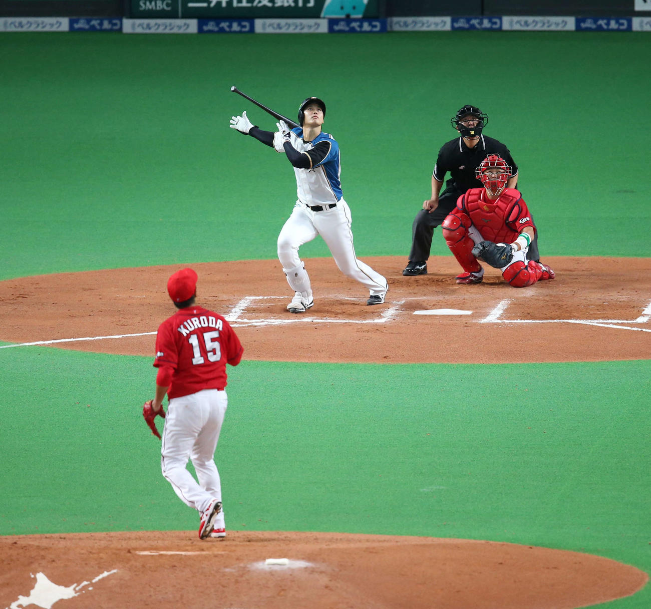 大谷（後方）を左飛に打ち取る黒田、しかし足を痛めここで降板となる（2016年10月撮影）