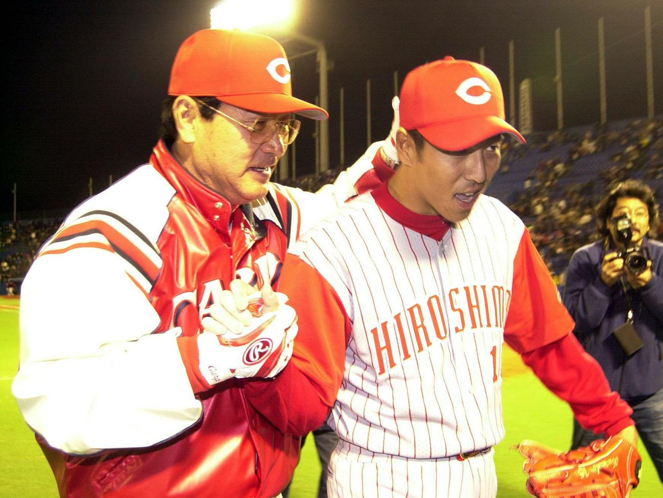 完投勝利の黒田博樹（右）は山本浩二監督のねぎらいをうける（2003年3月撮影）