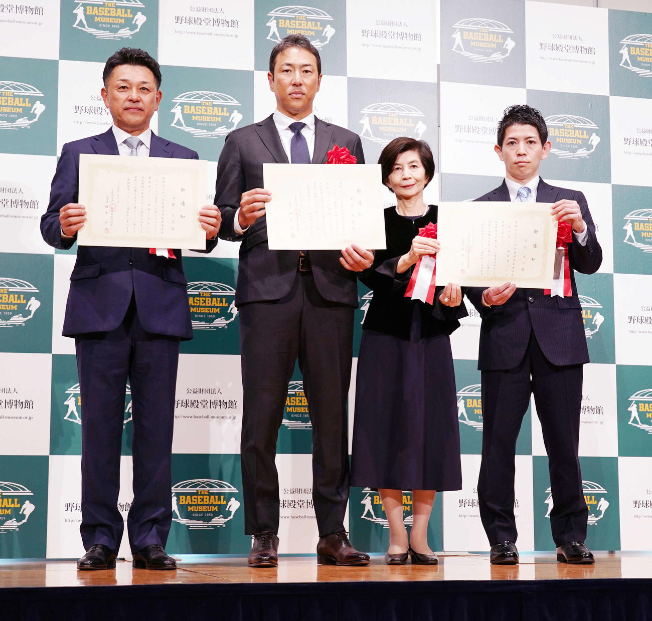 2024年野球殿堂入りの記者会見で記念撮影に臨む、左から本紙評論家の谷繁氏、黒田氏、谷村友一氏息女の松村さん、孫の米井さん（撮影・小沢裕）