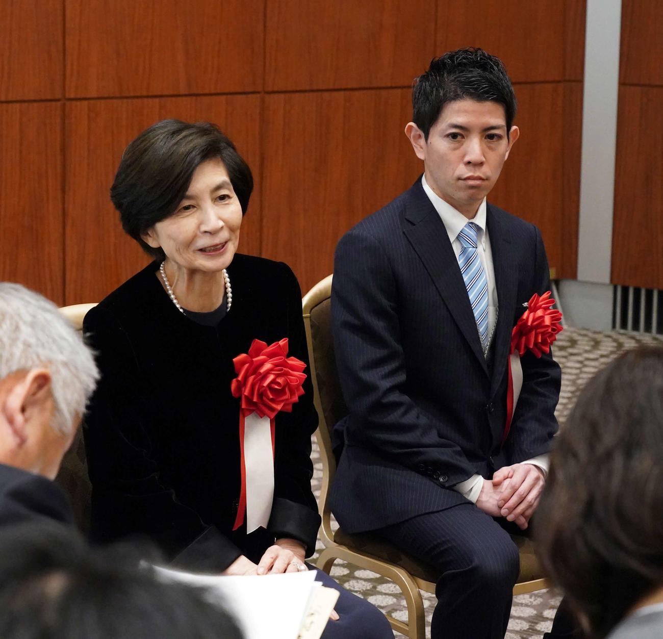 2024年野球殿堂入りの記者会見で取材対応する、左から谷村友一氏息女の松村和佳子さん、孫の米井林太郎さん（撮影・小沢裕）