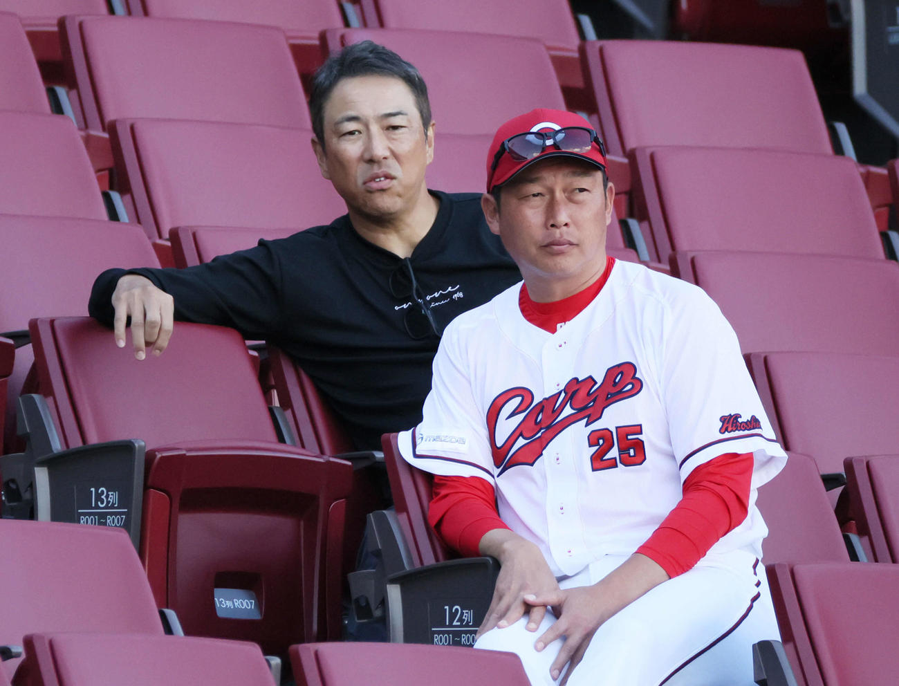 練習試合広島対JFE西日本　観客席から試合を見守る新井監督（右）と黒田球団アドバイザー（撮影・加藤孝規）