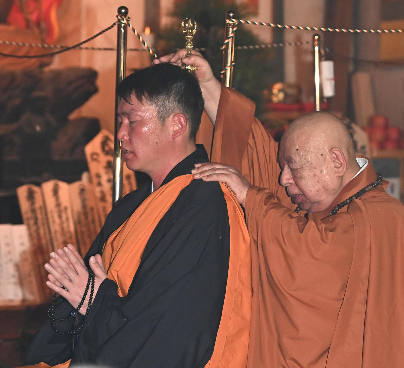 護摩行に取り組む（左から）広島新井監督、池口恵観大僧正（撮影・石井愛子）
