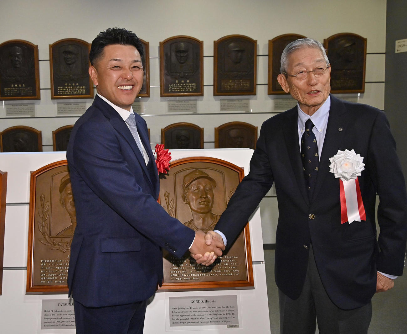 権藤氏（右）と同氏のレリーフの前で記念撮影する谷繁氏（代表撮影）