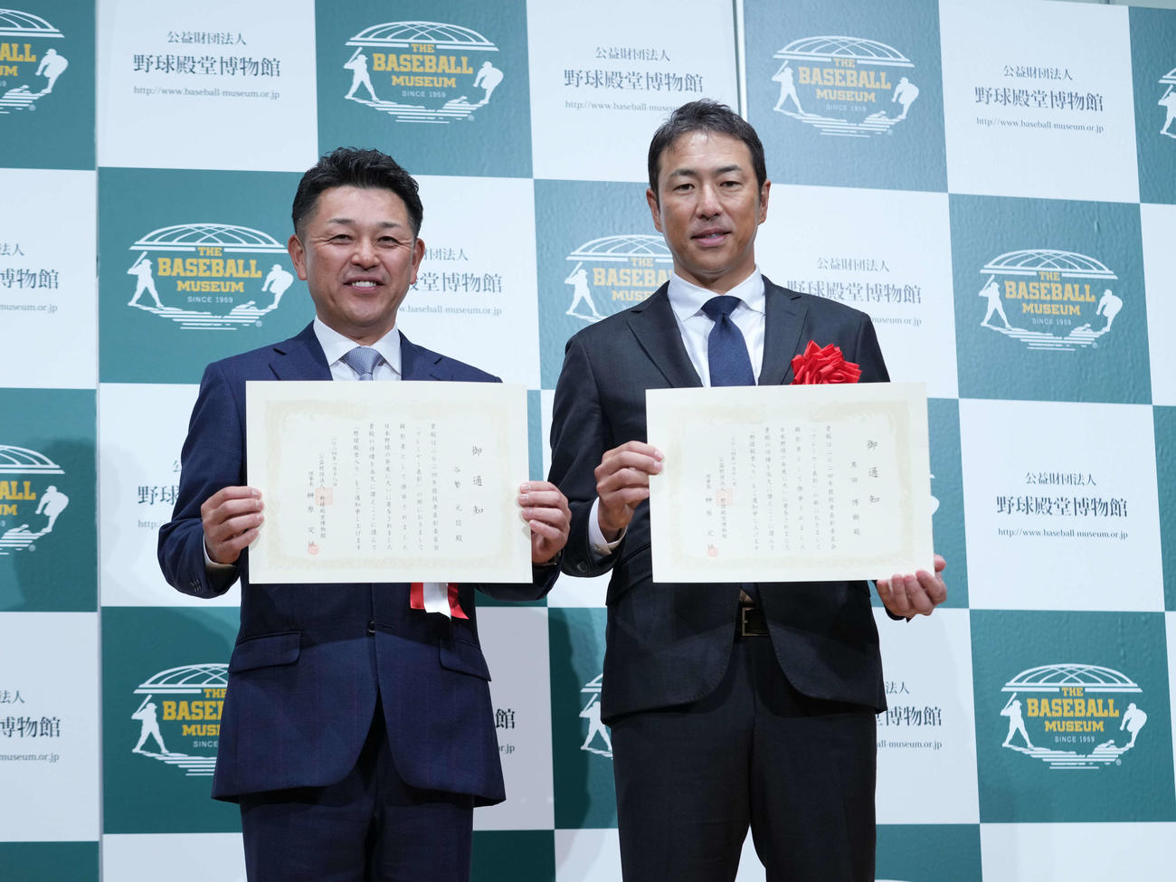 2024年の野球殿堂入りが決定し、記者会見で記念撮影に臨む本紙評論家の谷繁氏（左）と黒田氏（撮影・小沢裕）