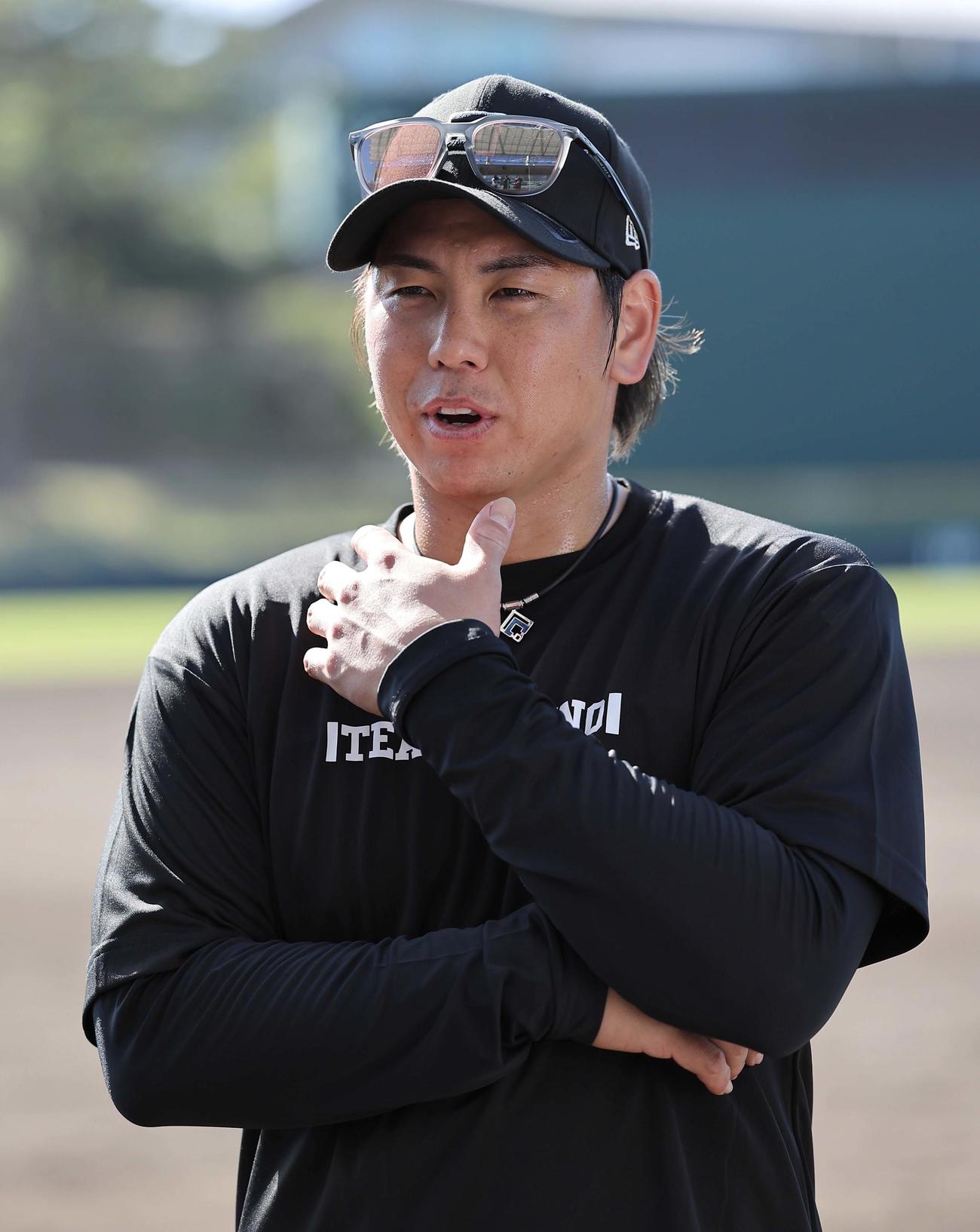 自主トレを公開した梅野は今季の意気込みを話す（撮影・上田博志）
