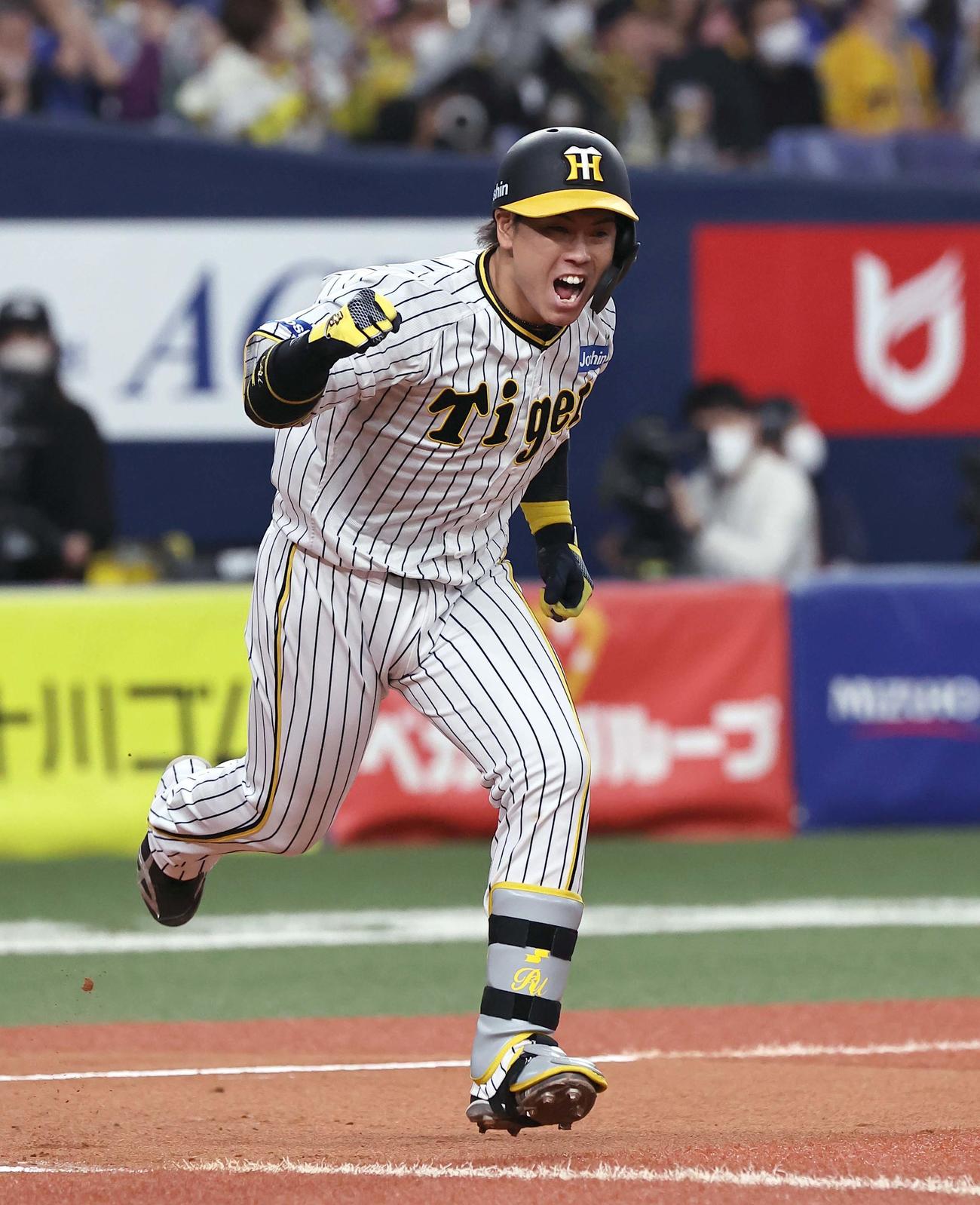 23年3月31日、DeNAとの開幕戦で2回に先制適時打を放ちガッツポーズをする梅野