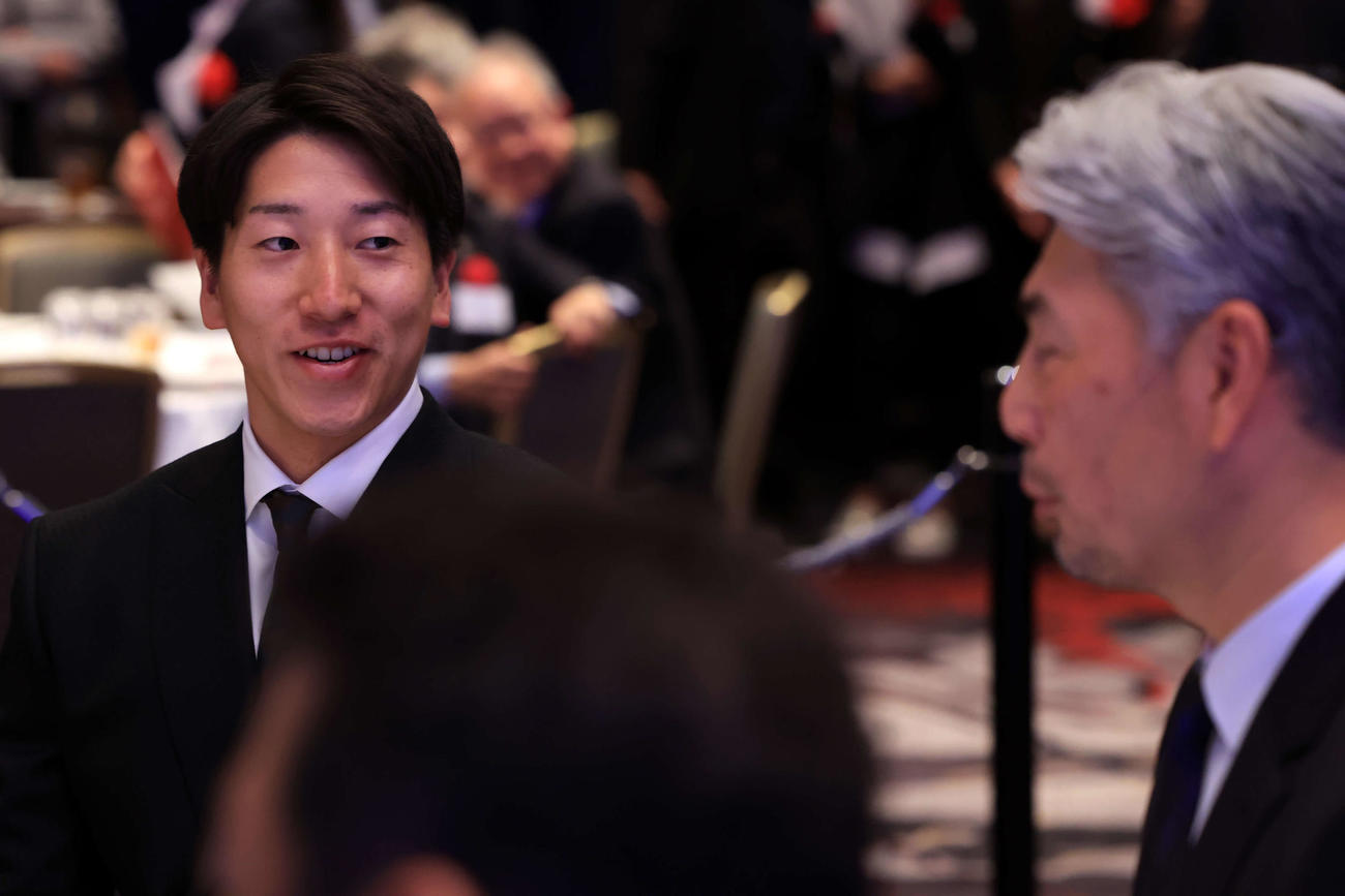 WBC世界一で、日本スポーツ賞の大賞を受賞した野球日本代表の大勢（左）は吉井コーチと談笑する（撮影・浅見桂子）