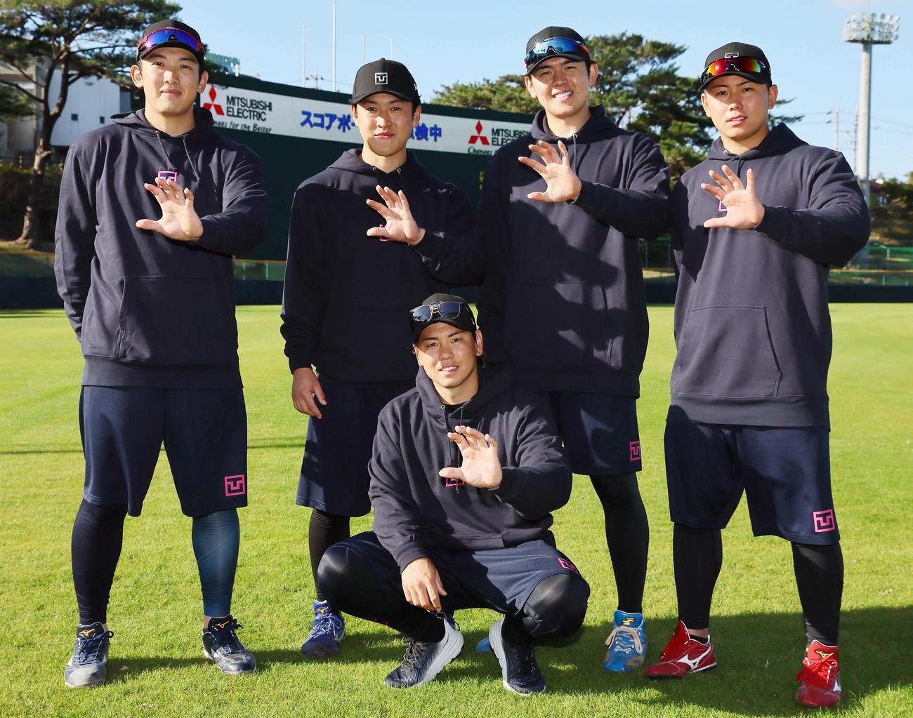 自主トレを公開した阪神梅野（中央手前）と一緒に練習を行う選手たち、後列左からDeNA山本、中日山浅、日本ハム清水、広島清水（撮影・上田博志）