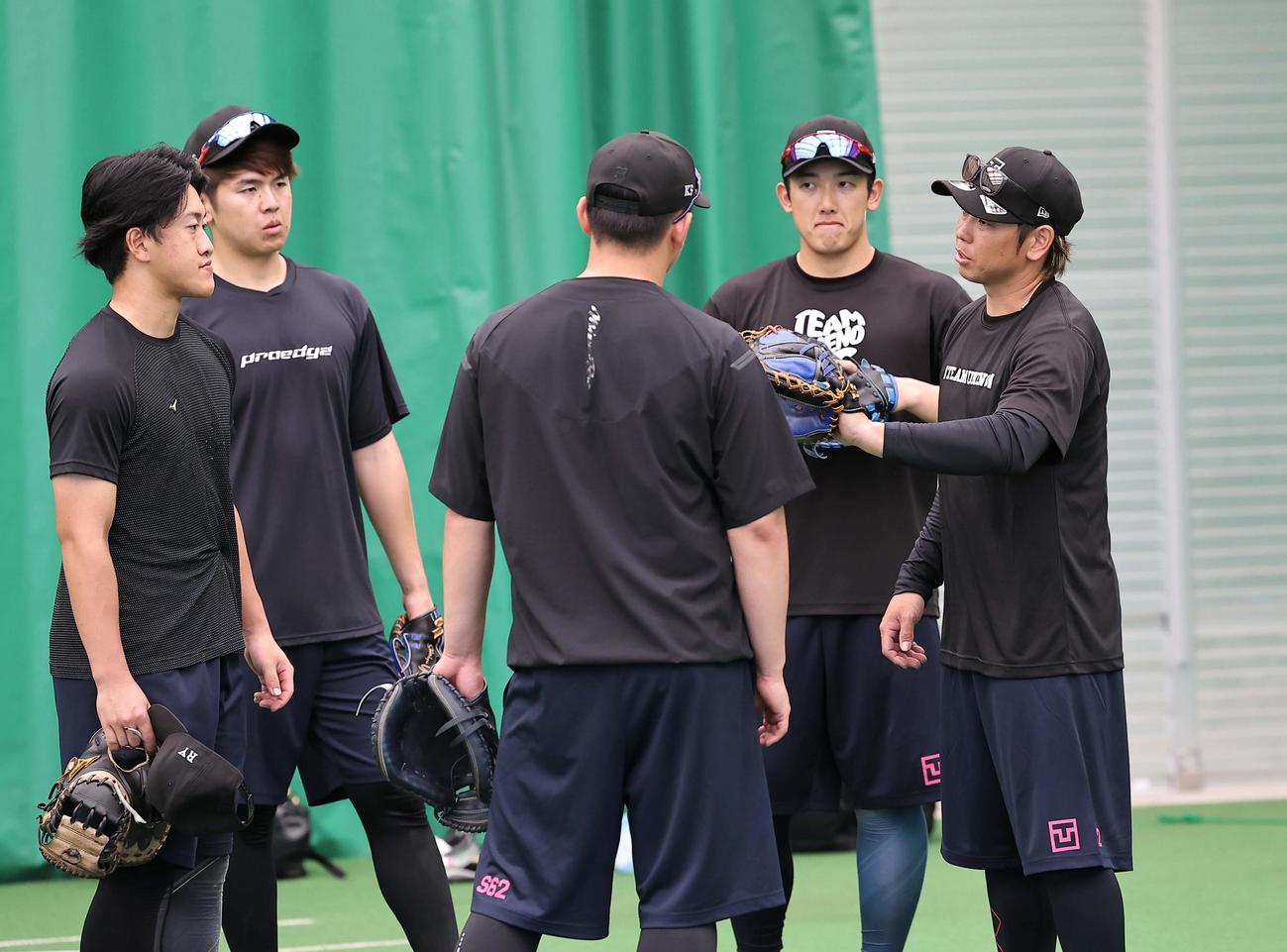 左から中日山浅、日本ハム清水、広島清水叶、DeNA山本に話をする梅野（撮影・上田博志）