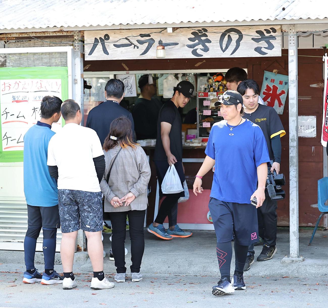 梅野（右から2人目）はパーラーぎのざで昼食を買う（撮影・上田博志）