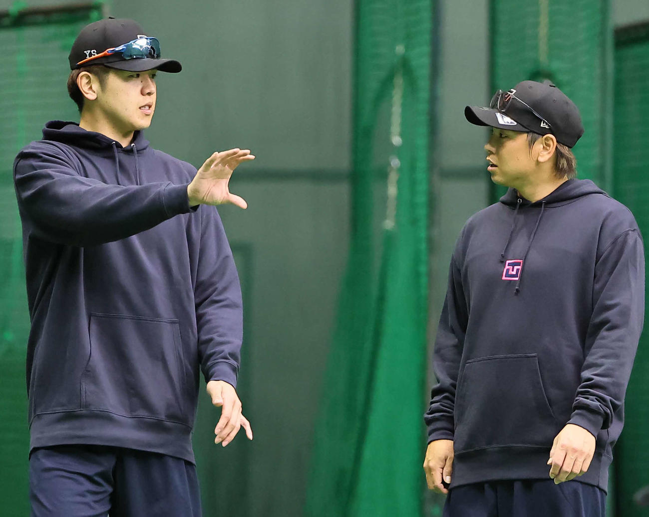 阪神梅野（右）と話す日本ハム清水（撮影・上田博志）