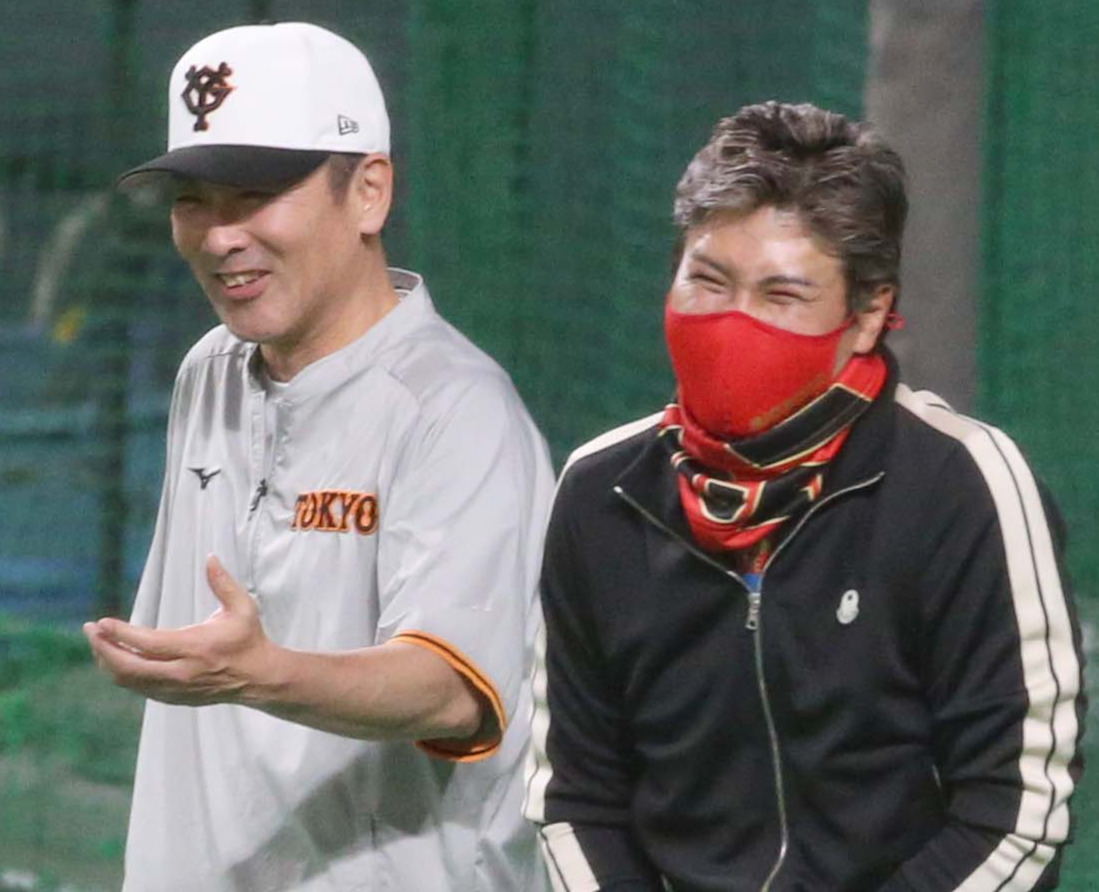 2022年5月、談笑する元木大介氏（左）と日本ハム新庄剛志監督