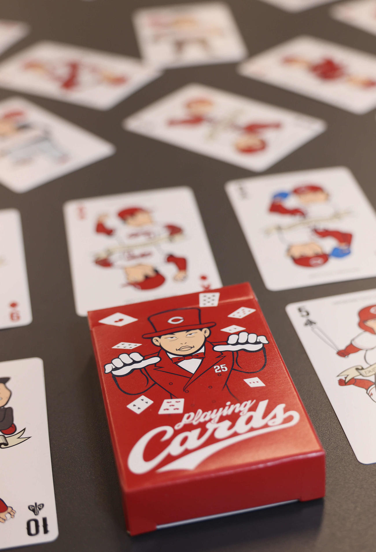カープグッズ内見会　カープトランプ（撮影・加藤孝規）