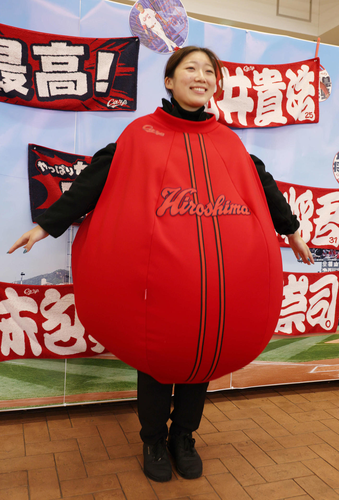 カープグッズ内見会　スラィリー着るビーズクッション（撮影・加藤孝規）