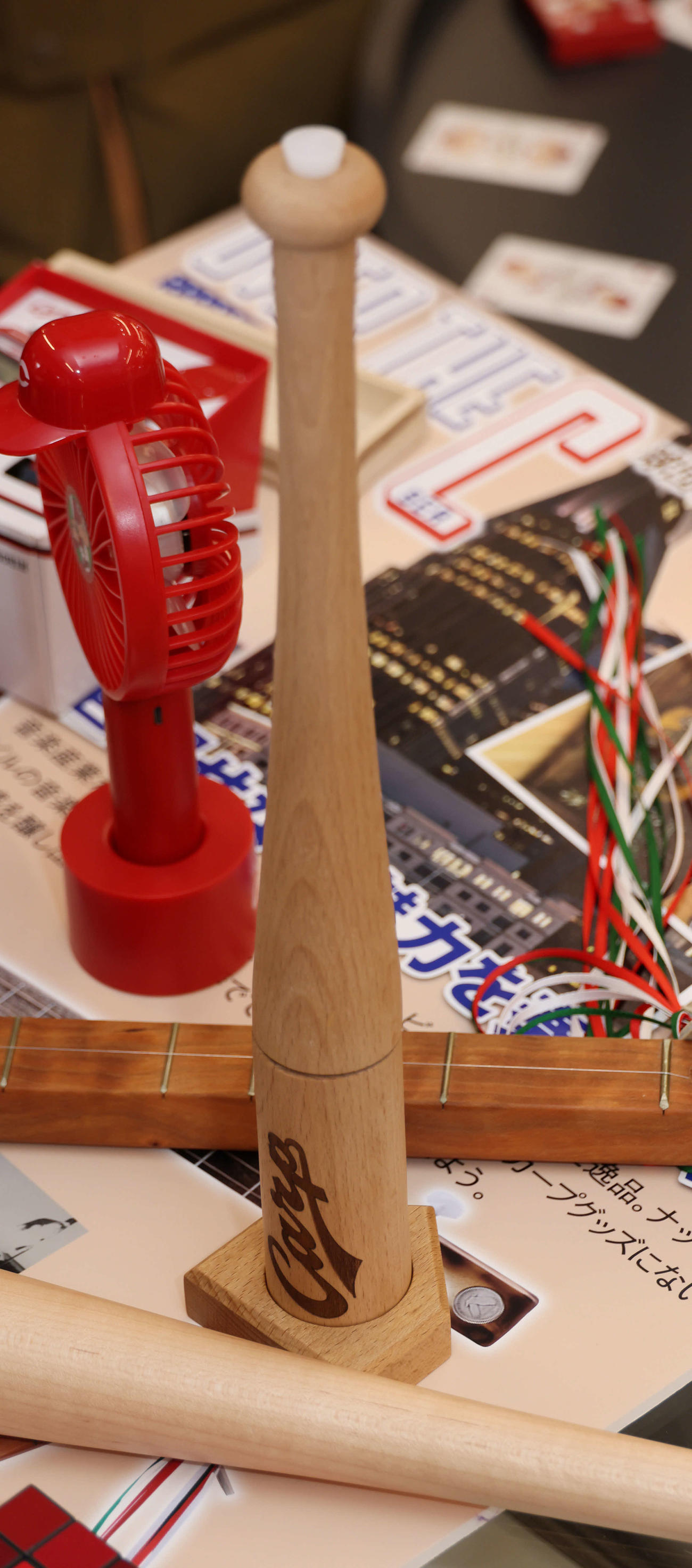 カープグッズ内見会　バット型ペッパーミルmini（撮影・加藤孝規）