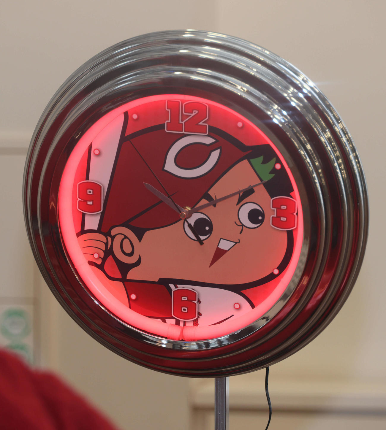 カープグッズ内見会　LEDネオンクロック（撮影・加藤孝規）