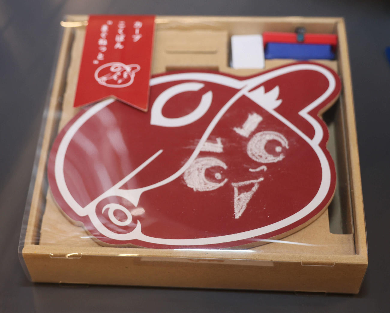 カープグッズ内見会　こくばんマグネット（撮影・加藤孝規）