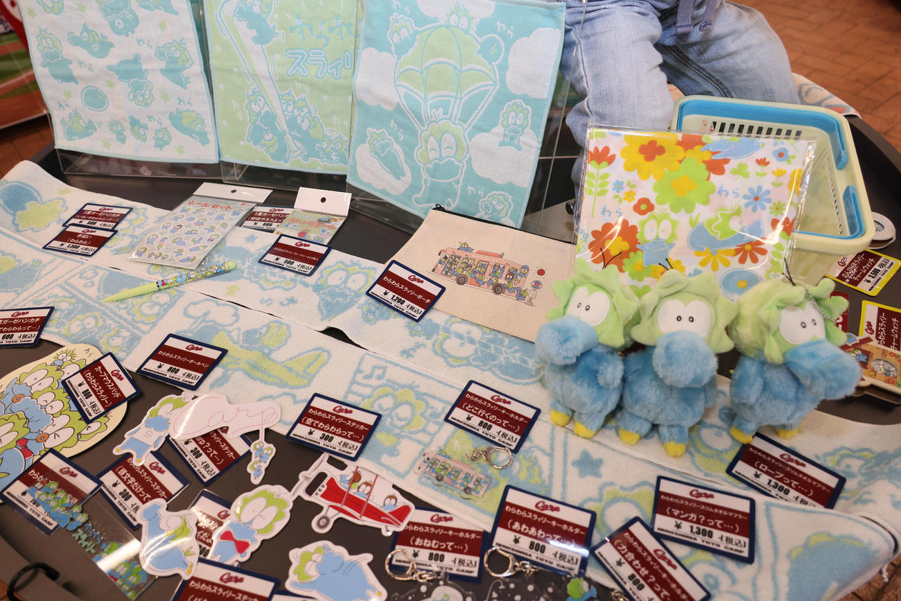 カープグッズ内見会　ハンカチやぬいぐるみ、ステッカーなどの様々なわらわらスラィリーグッズ（撮影・加藤孝規）