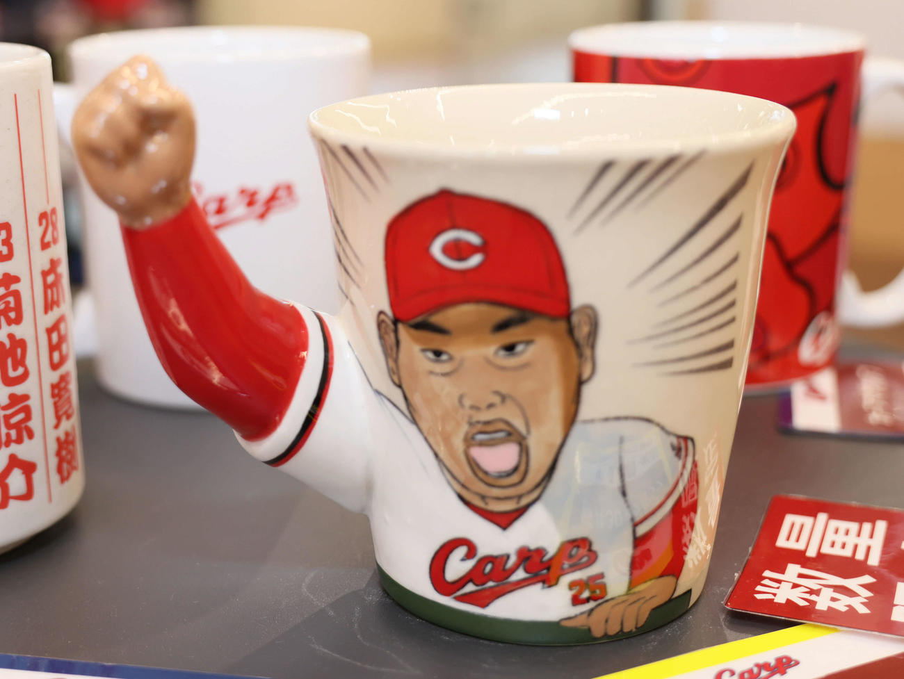 カープグッズ内見会　新井3Dマグカップ（撮影・加藤孝規）