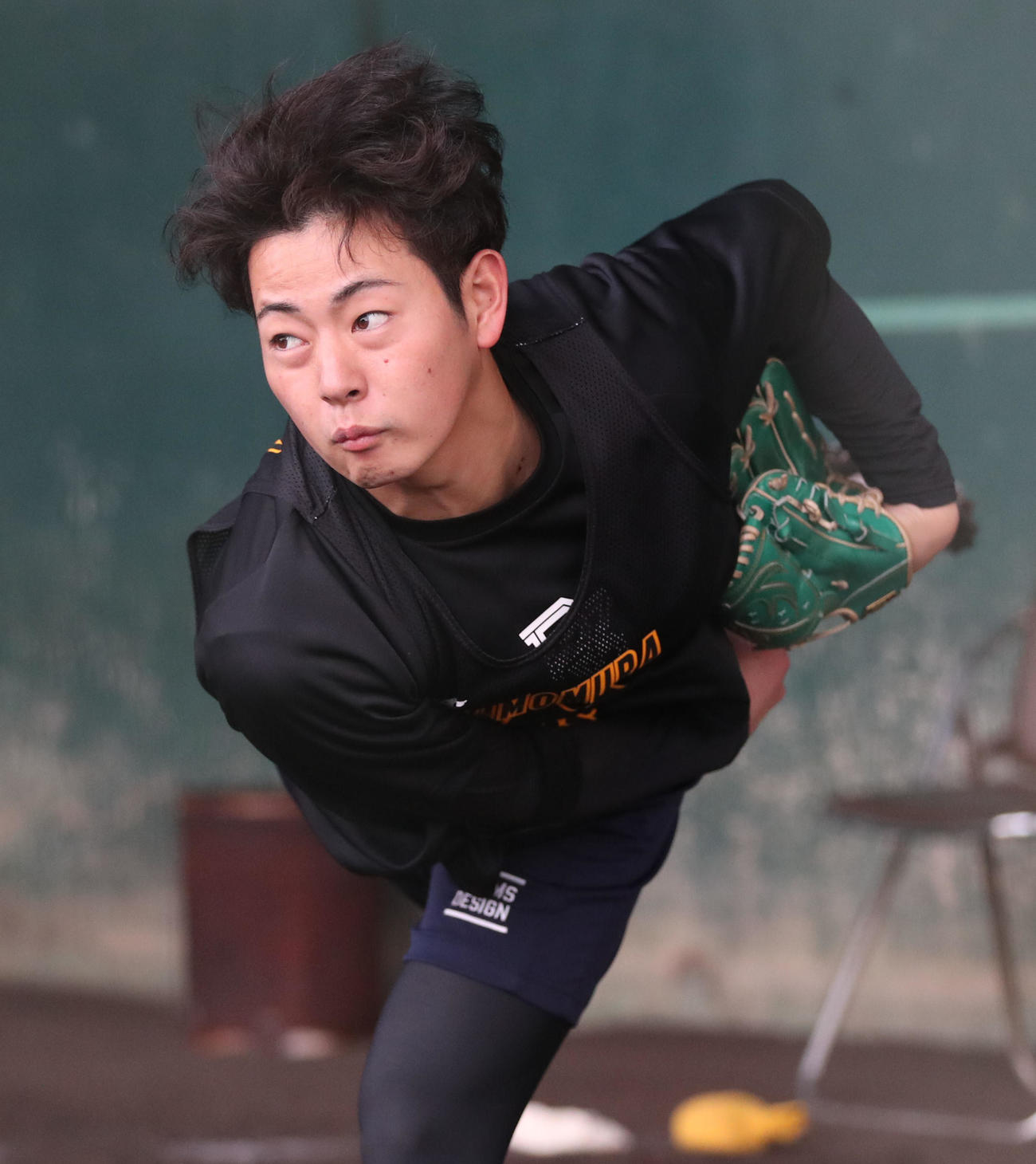 ブルペンで投球練習する下村