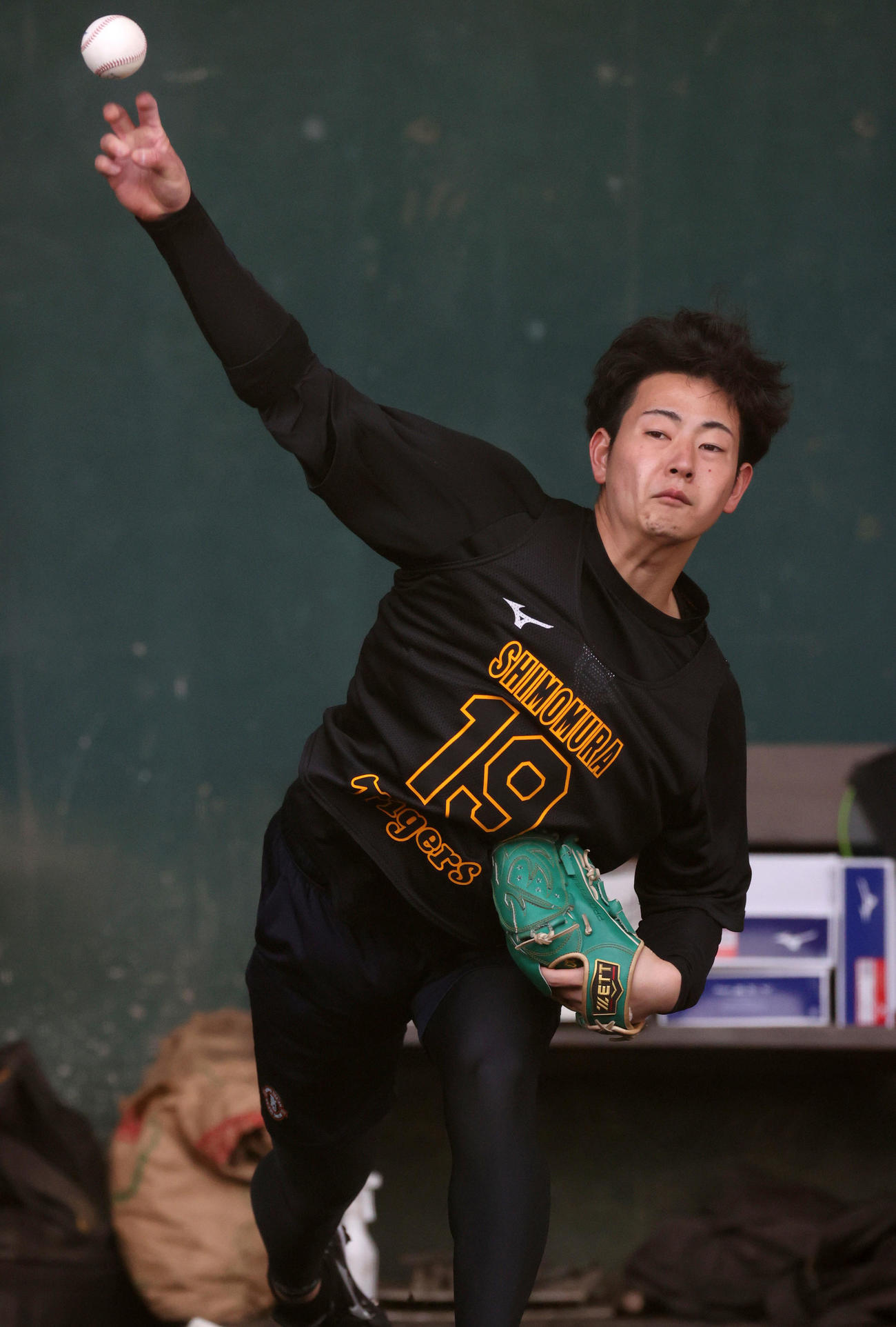 ブルペンで投球練習する下村