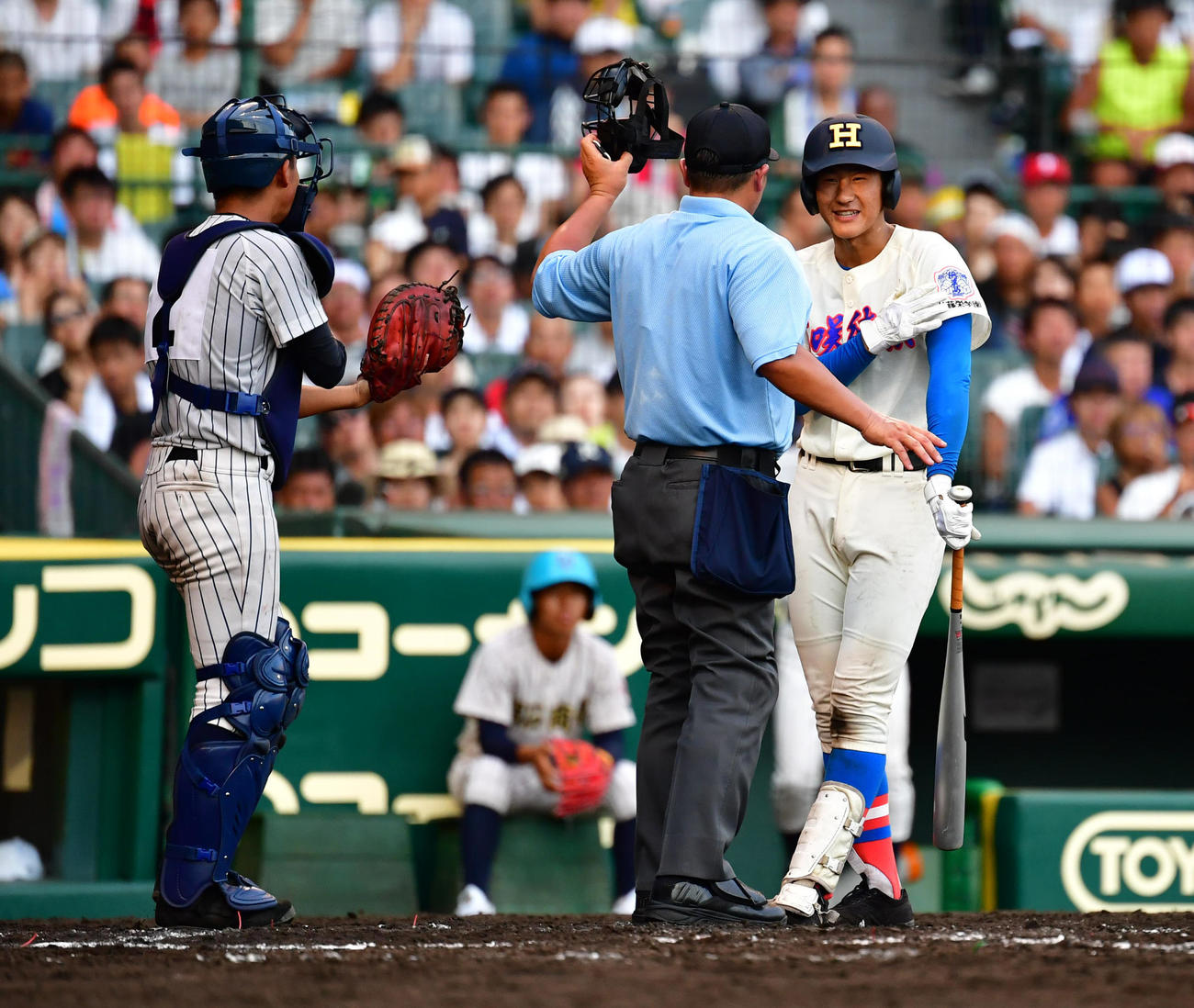 19年8月、明石商戦7回表で投球が体に当たった花咲徳栄・菅原（右）は、よけれたとして死球を辞退