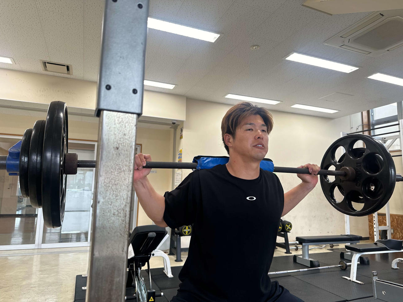 自主トレを公開した中村奨（球団提供）
