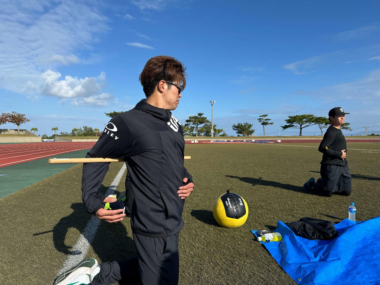 自主トレを公開した中村奨（球団提供）