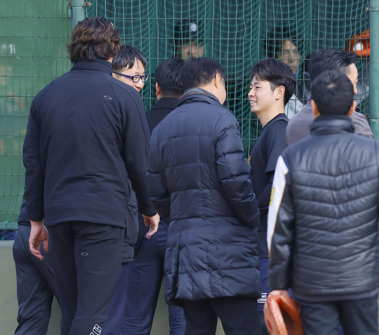 藤浪（左端）と言葉を交わす下村（右から3人目）（撮影・藤尾明華）