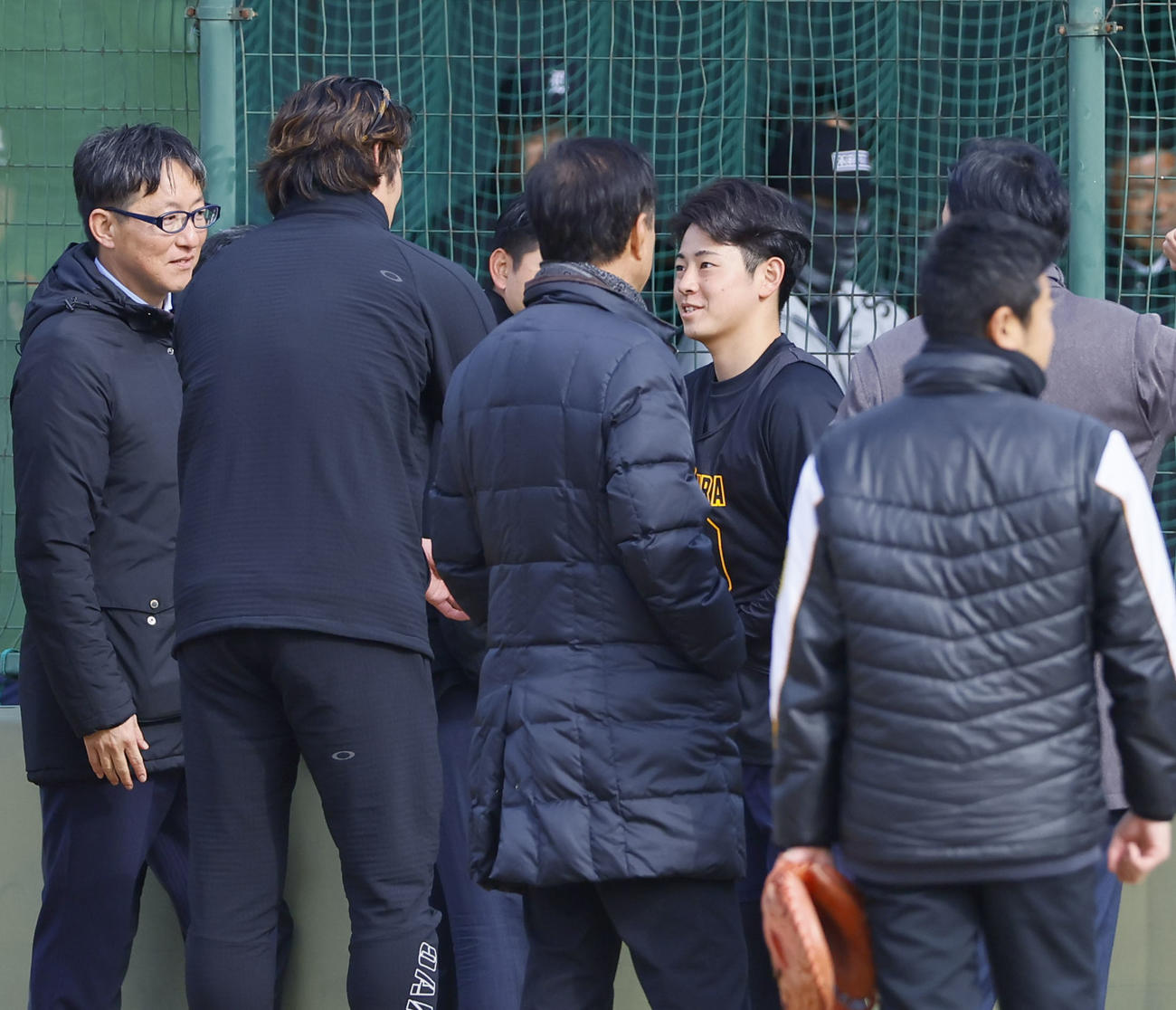 藤浪（左から2人目）と握手を交わす下村（右から3人目）（撮影・藤尾明華）