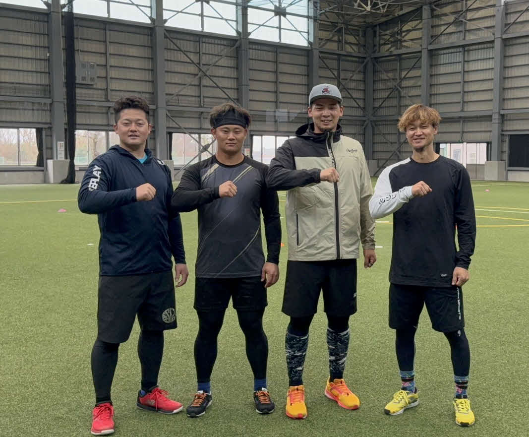 自主トレを公開したDeNA牧、大和、益子、阪神井上（撮影・小早川宗一郎）