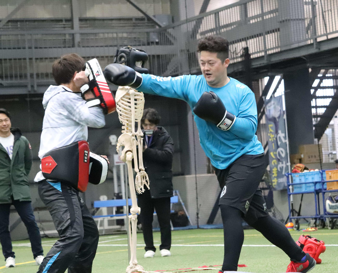 自主トレを公開し、ボクシングトレーニングをするDeNA牧（撮影・小早川宗一郎）