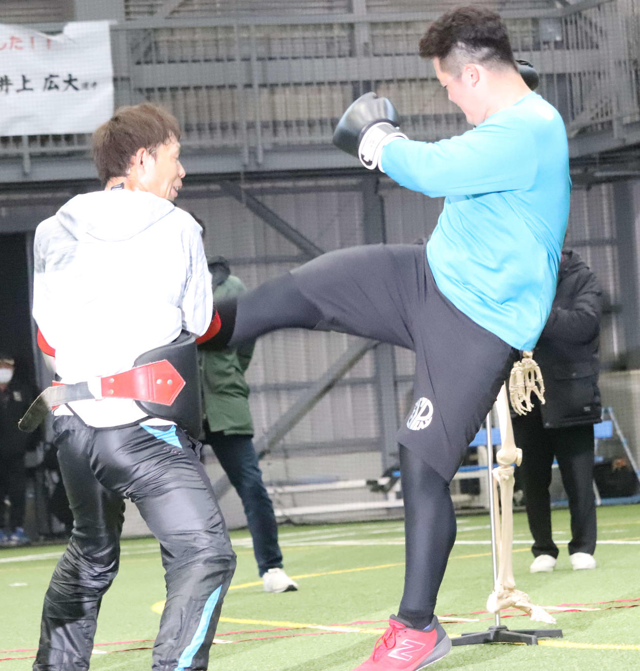 自主トレを公開し、ボクシングトレーニングをするDeNA牧（撮影・小早川宗一郎）